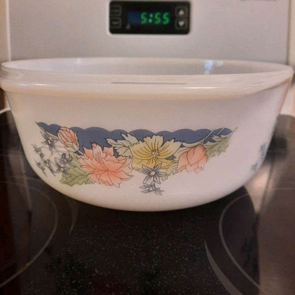 White and Blue Modern Cookware Set for a Contemporary Kitchen - Picture 3 of 7